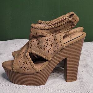 Report, size 5.5, tan